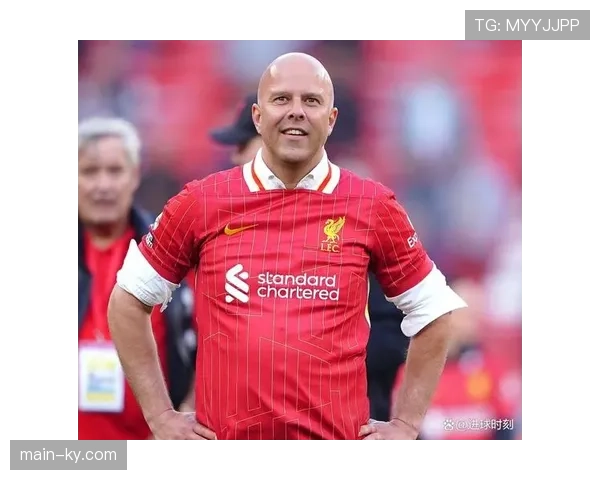 斯洛特要求后腰回撤至中卫间，形成灵活三后卫扰乱盯人体系